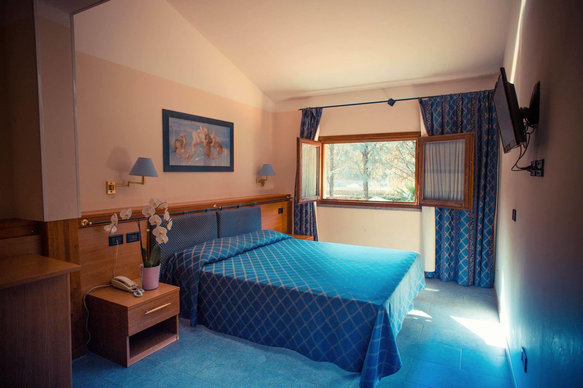Hotel Ristorante La Perla Varallo Pombia Екстер'єр фото