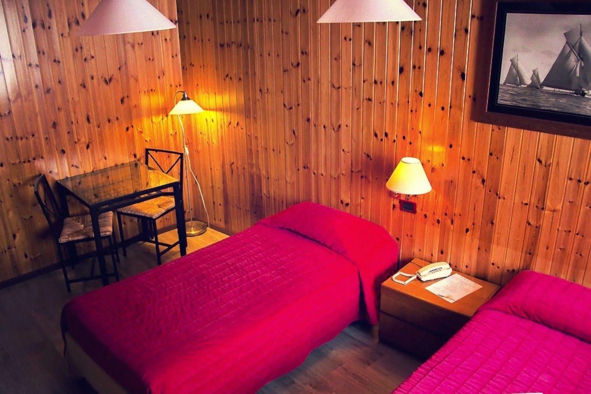 Hotel Ristorante La Perla Varallo Pombia Екстер'єр фото