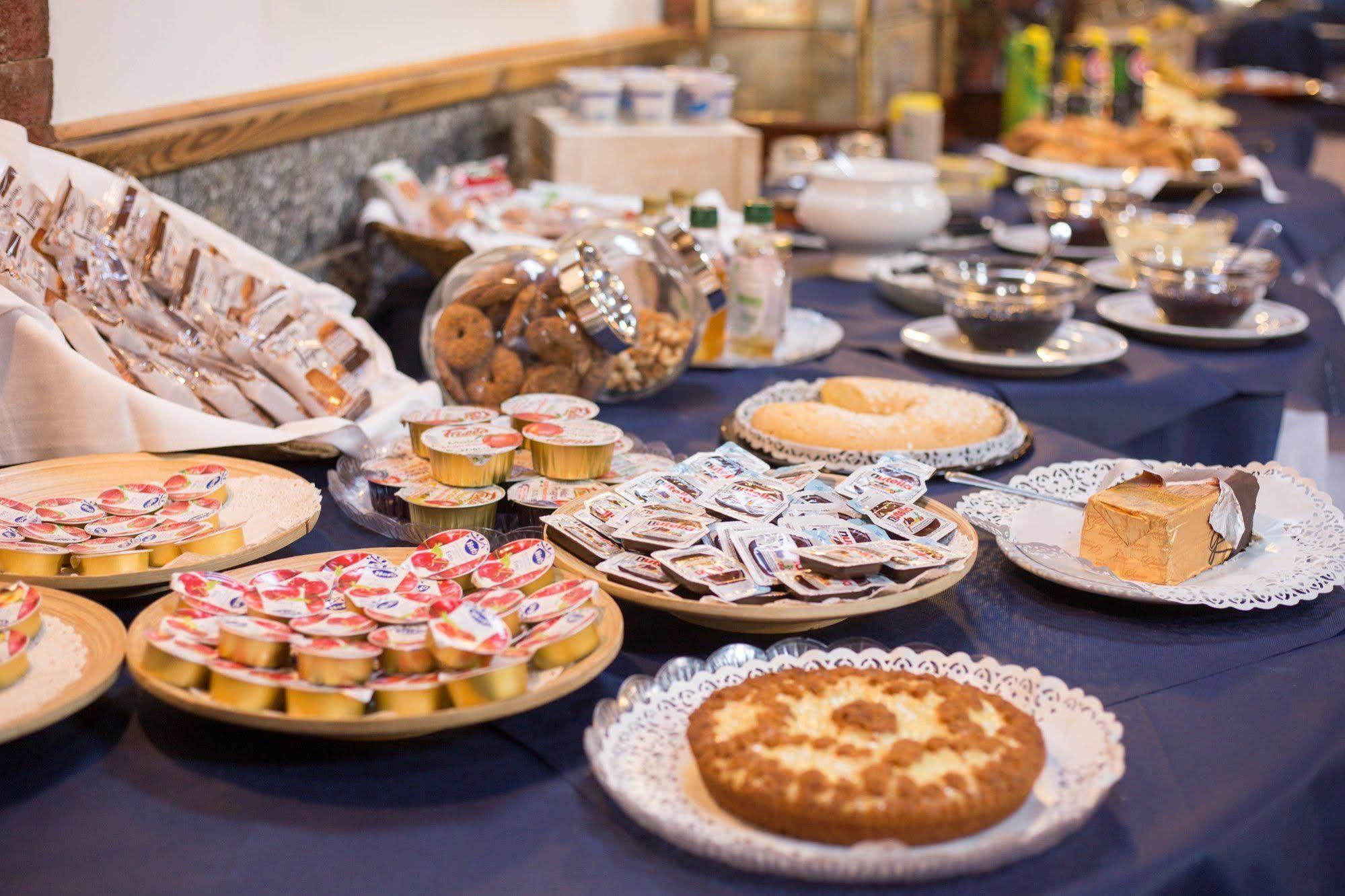 Hotel Ristorante La Perla Varallo Pombia Екстер'єр фото